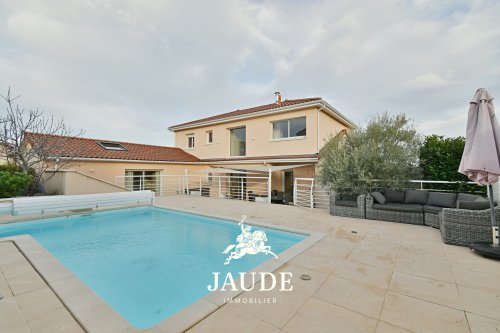 Maison contemporaine de standing avec piscine, jacuzzi et so